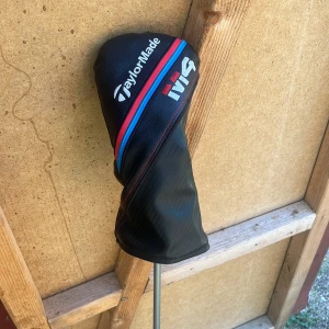 TaylorMade M4 trä 5 18* - Säljer min trä 5:A från taylormade som jag köpte begagnat förra sommaren men säljs eftersom det är fel skaft på klubban och helt enkelt var inte rätt klubba för mig och därför säljs den. Skaftet är ladiesflex men går såklart att byta om man vill.  nypris är runt 2000kr eller mer men köptes för runt tusen lappen (begagnad)men säljs för mindre skriv om ni har fler frågor! MVH Arvid