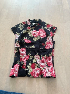 Topp  - Jättefin topp från Karen Millen!! Skicket syns på bilderna. Om du har några frågor eller vill ha fler bilder är det bara att fråga💓OBS trots att det står storlek 36 sitter den som en liten xs (34/32)