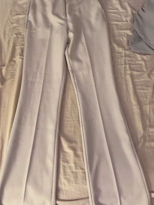 Kostymbyxor  - Säljer mina beige kostymbyxor ifrån bikbok i storlek 36 då de blivit för små. Endast använda en gång, lite smutsiga längst ner men går bort i tvätten. Nypris 499kr 