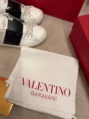 Valentino skor - Valentino skor i storlek 39,5. Bra använda och har mycket mer att ge, låda dustbag äckthetsbevis tillkommer, köpta på NK 2 år sen!