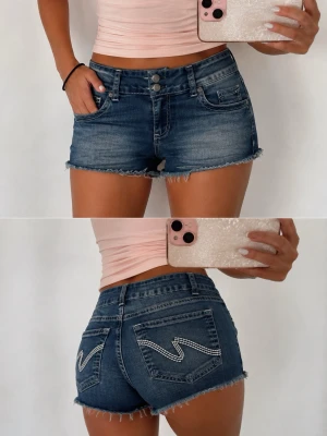 Lågmidjade jeansshorta - 👕 Plagg: Jeansshorts                                                          📏 Storlek: 34, midjemått 33 cm                                                                                                              ✨ Skick: Fint skick                                                        💬 Vid frågor är det bara att skriva!                                                                                          🛍️ Gramenti