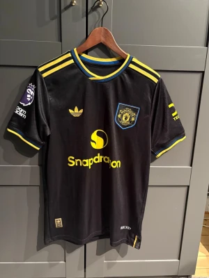 Manchester United 3e tröja  - Svart gul Manchester united 3e tröja från 25/26 med 37 kobbie mainoo. Player edition