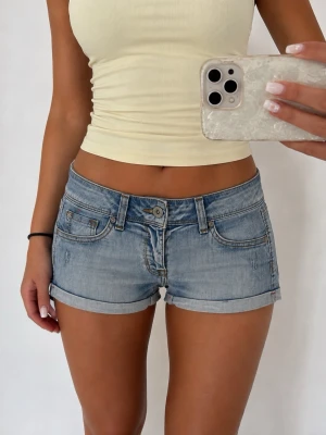 Lågmidjade jeansshorts - 👕 Plagg: Jeansshorts                                                          📏 Storlek: Midjemått 39 cm                                                                                                            ✨ Skick: Fint skick                                                        💬 Vid frågor är det bara att skriva!                                                                                          🛍️ Gramenti