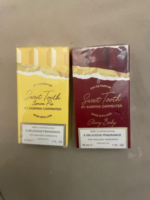 Sweet Tooth Lemon Pie & Cherry Baby parfym - Nya, fortfarande inplastade- Två parfymer från Sabrina Carpenter: Sweet Tooth Lemon Pie i gul förpackning och Sweet Tooth Cherry Baby i vinröd förpackning. Båda är Eau de Parfum på 30 ml och har en lyxig, söt design med gulddetaljer. Perfekt för dig som gillar gourmanddofter.