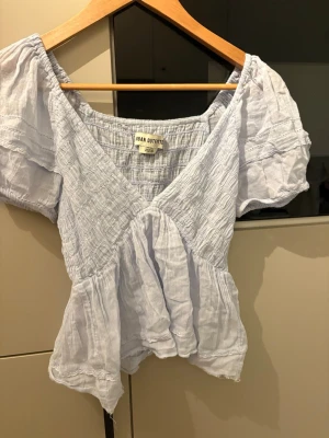 Blus  - Blus ifrån urban outfit storlek xs