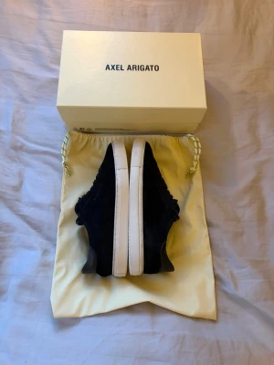 Axel arigato skor - Säljer mina svarta axel arigato skor i gott skick, allt på bilderna ingår såklart, äkta köptes i butik. Skriv gärna vid intresse!