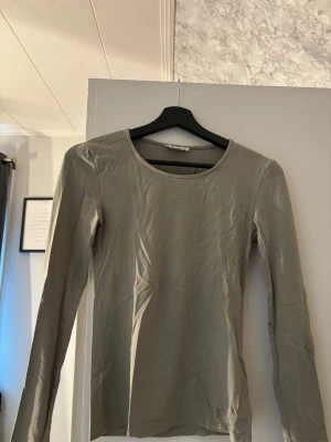 Mintgrön tröja  - Tajt långärmad mintgrön tröja. Aldrig använt. Pris går att diskuteras;)