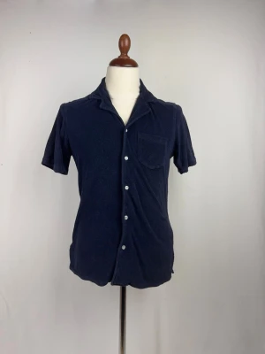 John Henric Skjorta - 🌸 INFO OM PLAGGET 🌸  ☑️ Märke: John Henric ☑️ Storlek: Small ☑️ Färg: Mörkblå ☑️ Skick: ⭐⭐⭐⭐⭐  ✨ Detaljer: ☐ Inga hål ☐ Inga fläckar ☐ Nytvättad ☐ Rökfritt hem ☐ Djurfritt hem  📏 Passform: ☑️ Normal   📦 Skickas snabbt. 💬 Skriv gärna om du vill ha fler bilder eller mått. 🤍 Paketrabatt vid köp av flera annonser. 🌟 Titta gärna på mina andra annonser!