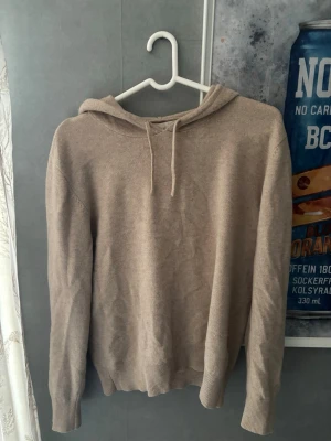 Sayless hoodie beige - Sayless hoodie i strl S, använd fåtal gånger så är i mycket bra skick. Skriv vid frågor!