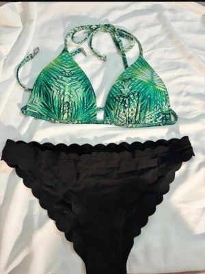 Grön mönstrad bikini med svarta trosor - Överdelen: 38, underdel: 36