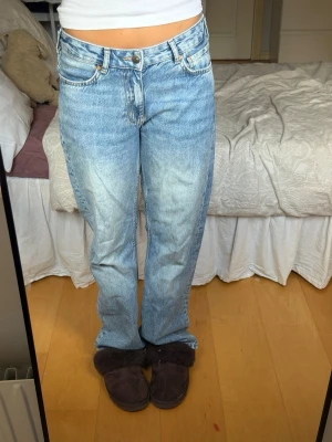 Jeans - Säljer ett par straight leg jeans ifrån bikbok. De är använda fåtal gånger och har därav inga skavanker 