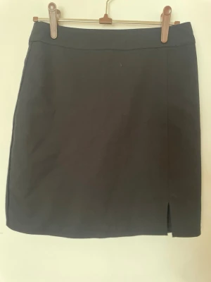 Svart minikjol med slits - Säljer en svart minikjol, kjolen har en liten slits framtill🖤