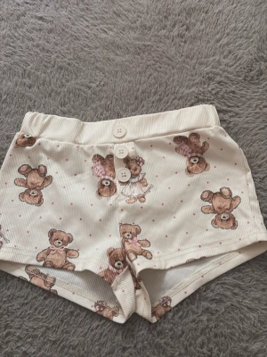 pyjamasshorts🧸 - säljer mina pyjamashorts eftersom att de är för små. nästan aldrig använda och de är väldigt sköna med fina små björnar på. 🧸🤍