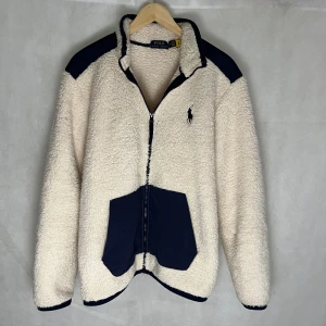 Ralph Lauren Flis - Riktigt soft fleece tröja av Ralph Lauren. Storlek M, modellen är 185. Väldigt fint skick.