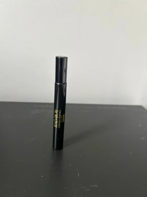 Bad Boy Elixir parfym Carolina Herrera - Säljer en Bad Boy Elixir parfym från Carolina Herrera. Flaskan är smal och svart med guldfärgad text och har en elegant, modern design. Perfekt att ha med i väskan för en fräsch doft när som helst.