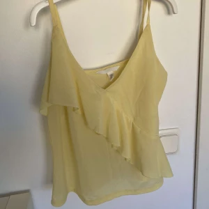 Ljusgult linne - Säljer detta super söta volang linnet från hm som inte kommer till användning längre 💛