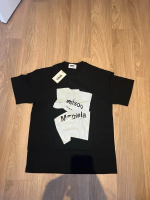 Maison Margiela tshirt - Finns i alla storlekar på våran hemsida valvetcloset.store