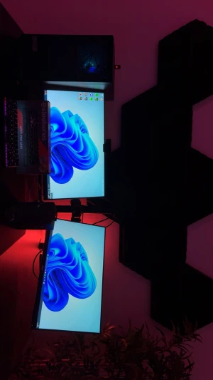 Dator setup, 1 skärm, 1 tangentbord, 1 mus, ljudabsorber 6st, kamera, skärmstativ, Windows 11 home - Allt som ni ser i bilden medföljer förutom 1 datorskärm. Endast 1 skärm är tillgänglig. Inget fel på setupen, fungerar helt perfekt! Windows 11 home. Allt till bästa pris, ger fler bilder så skicka ett meddelande vid intresse 