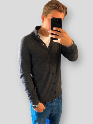 Woolrich Cardigan/Kavajkofta - Woolrich Cardigan/Kavajkofta | Modell: Cardigan/Kavajkofta | 100% Ull | Skick: Mycket fint | Nypris: 2799 kr | Storlek: M | Hör av dig vid minsta fundering eller fråga 📦