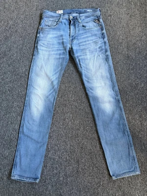 Replay Jeans - Replay jeans i stl 31. Cond 9/10. Nypris 2399, vårat pris 799. Sjukt stilrena o schyssta jeans. Pris kan förhandlas vid snabb affär. Hör av dig vid minsta lilla fundering!👌🏻