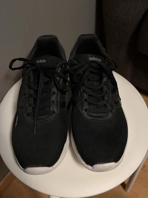 Lite racer 3.0 sneakers  - Svarta Adidas Lite Racer 3.0 sneakers. Saknar båda innersulorna (2 sulor) storlek 40 2/3.