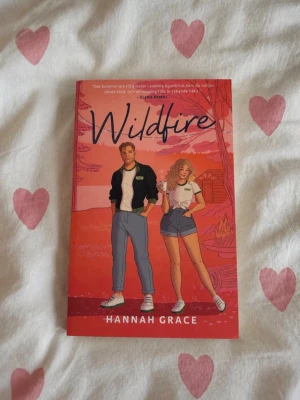 Wildfire – Hannah Grace | Häftad | Nyskick - Wildfire av Hannah Grace i nyskick. Läst en gång och mycket väl omhändertagen utan anteckningar, veck eller andra synliga skador. Häftad utgåva. Perfekt för dig som älskade Icebreaker eller gillar romantiska feelgood-böcker. Skickas väl emballerad. ✨
