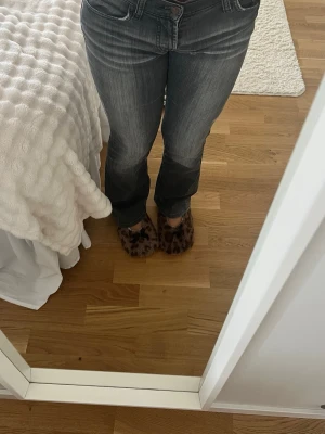 jeans från fornarna - säljer dessa as snygga jeans från fornarna då jag ej använder dom längre. väldigt bra skick o inte alls använda mycket. storleken är ett problem då jag ej ser vad det är för storlek. byxorna passa mig helt perfekt och jag är 1,60cm lång 