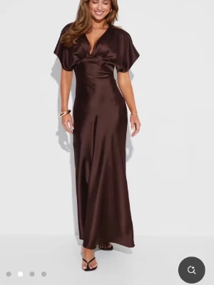 Brun Klänning från Gina Tricot  - Säljer helt ny burn satin klänning då den inte kommer till någon användning. 💗