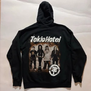 Tokio Hotel Hoodie - Tokio Hotel 2000s hoodie. Rock T G necktag Fint skick men kan ha lite små spår av använding pga vintage. Skicka ett meddelande om du har frågor eller vill se fler bilder