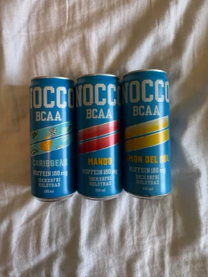 3 burkar NOCCO BCAA Caribbean Mango - Säljer tre burkar NOCCO BCAA energidryck i smakerna Caribbean, Mango och Limón Del Sol. Alla burkar är 330 ml, sockerfria och kolsyrade med 180 mg koffein. Perfekt för dig som gillar funktionsdrycker med fruktiga smaker.