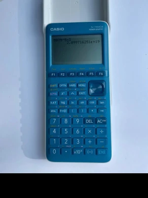 Blå grafritande miniräknare Casio - Säljer en blå grafritande miniräknare från Casio, modell fx-7400GIII. Den har stor display, många funktionsknappar och tydliga symboler. Perfekt för matte, fysik och programmering. Drivs med batteri och har skyddande lock.