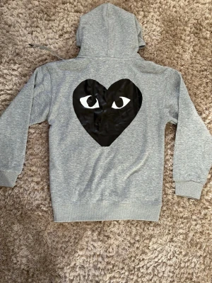 Comme des carcons PLAY tröja  - En riktigt fet play tröja med zip , storlek M men passar mer S, kom me frågor om du funderar på nåt, pris kan diskuteras vid enkel affär🫰