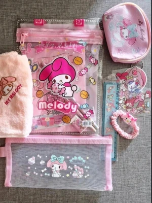 My Melody rosa mesh-väska & necessär - Supergulligt accessoarset med My Melody-tema i rosa och pastell. Innehåller mesh-väska, plånbok, mjuk handduk, hårsnodd, skrivset, linjal och stickers, alla dekorerade med My Melody och söta detaljer. Perfekt för dig som älskar kawaii och vill ha matchande accessoarer.