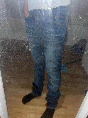 Nudie jeans  - Nudie jeans storlek 27/32 modell Slim Kim personen på bild är 162 och väger 55kg