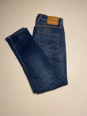 Replay - Mörkblåa Replay jeans i mycket bra skick. ANBASS slim fit. W31, L32. 