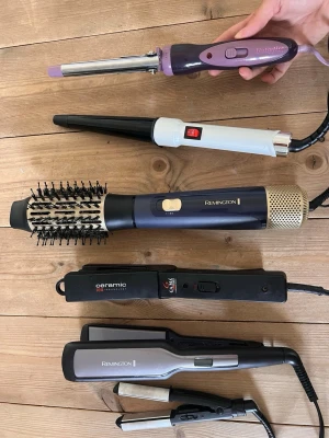 Remington, , locktång, plattång - 1. Liten plattång 50 kr. 2. Remington varmluftsborste: 150 kronor. 3. Ceramic: 150 kr. 4. Remington plattång: 150 kr. 5. Babyliss Plattång 150 kr. Alla för 600 kr. 