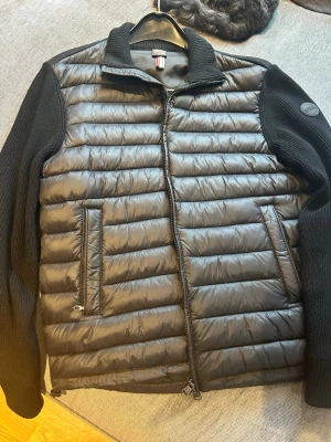 Svart cardigan från Colmar - Svart cardiganjacka från Colmar. Nypris från Zalando 4500 kr | Mitt pris 2000 kr. Knappt något slitage pris kan diskuteras 