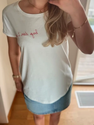 Vit t-shirt med röd text. Märke Maison Labiche - Vit t-shirt i bra kvalitet från Maison Labiche med broderad röd text 'boys don't cry'. Använd endast en gång och tillverkad i 100% bomull. Går inte att köpa längre och passar perfekt till hösten🍁