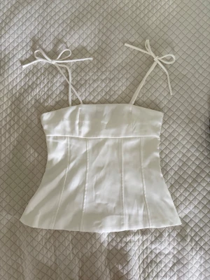 Vit topp - Vitt linne från Shein i storlek XS. Bra material och inte alls genomskinligt, dragkedja på sidan🤍