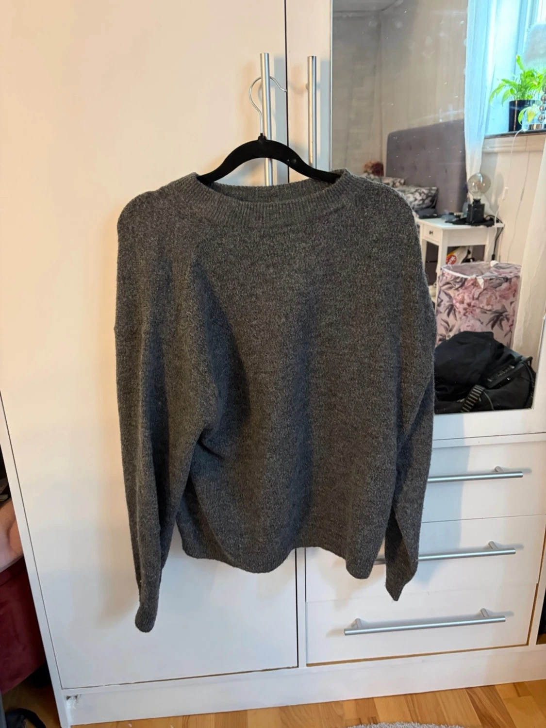 Mörkgrå stickad tröja - 1
