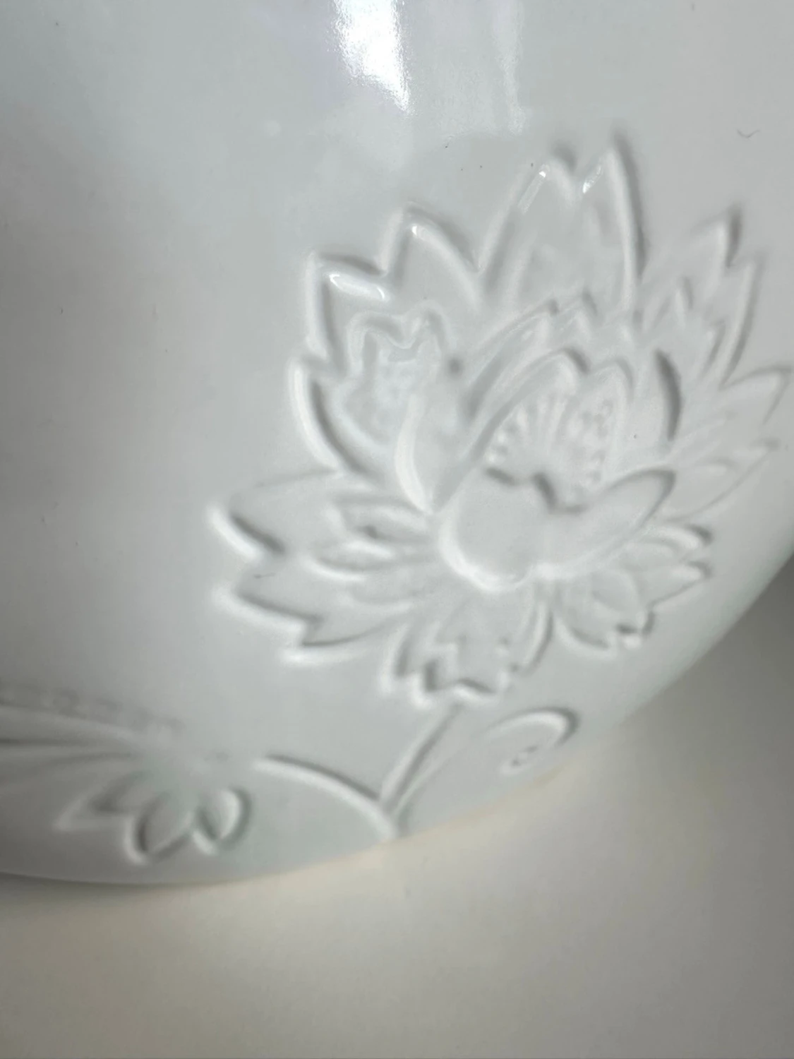 Vit dekorativ keramikvas med blomrelief - 2