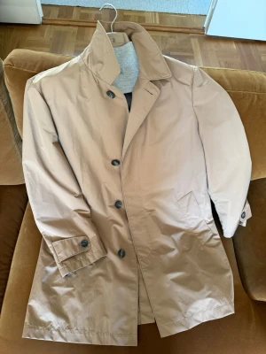 Brunello Cucinelli Trenchcoat  - Super mäktigt trenchcoat för lite lenare människor. Nypris 2650€, går ej att köpa på hemsidan längre och slutsåld på mytheresa. Nyskick, dm för frågor