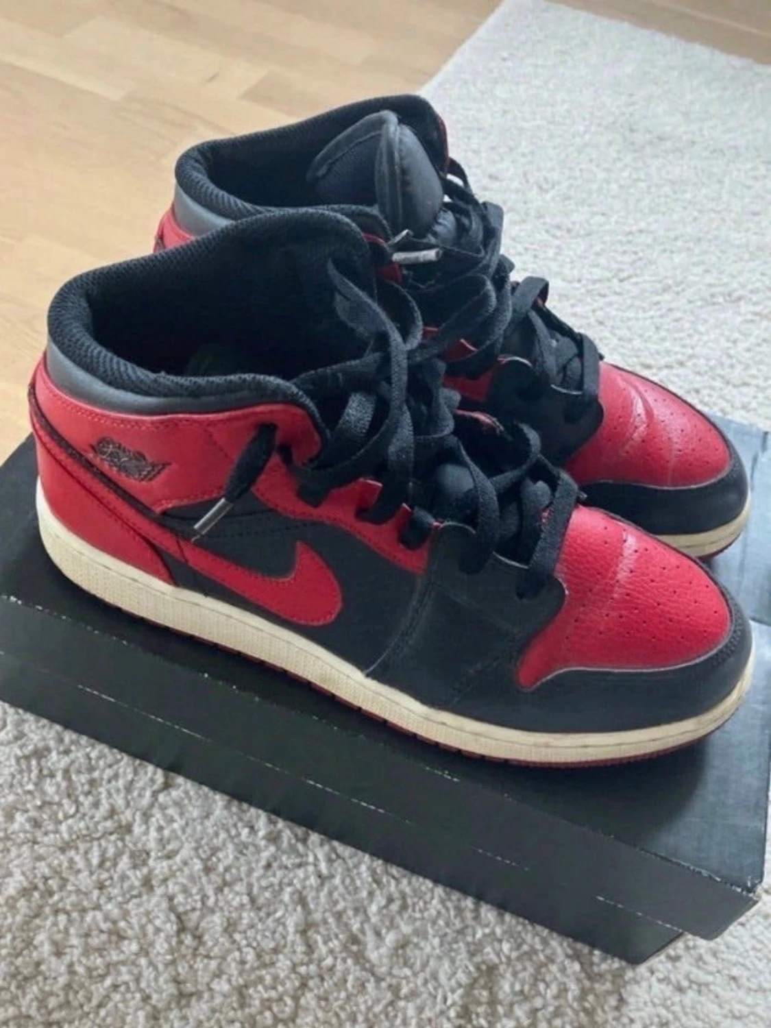 Air Jordan 1 Mid svart/röd 39 - 5