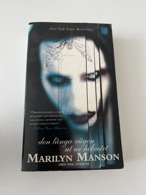 Den långa vägen ut ur helvetet - En pocketbok med svart och blått omslag, prydd med ett dramatiskt porträtt av Marilyn Manson. Boken är skriven av Marilyn Manson tillsammans med Neil Strauss och är en självbiografisk skildring av Mansons liv och karriär. Boken innehåller mycket bilder. Texten är på svenska. Boken är mycket gammal och syns att den är använd! 