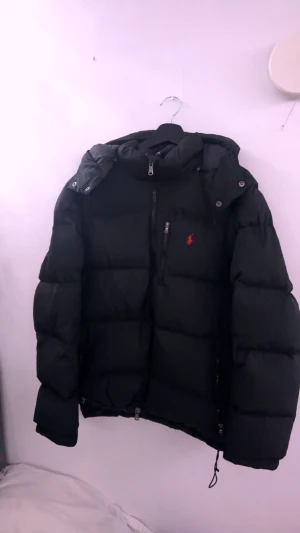 Ralph lauren puffer jacka  - Riktigt snygg och stilren populär jacka från ralph lauren, storlek XL, säljer varav jag köpte fel storlek! Tyvärr är lappen avklippt från nacken där storleken står men det är inget som påverkar användningen! Det är lite sönder på sidan av jackan lite inte mycket som inte påverkar användningen,för mer frågor är det bara att skriva! Pris kan diskuteras! 100% äkta!!!!