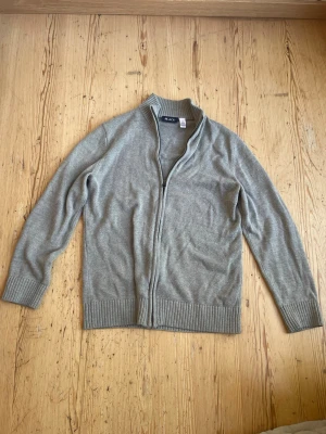 Grå full zip tröja - En grå fullzip tröja som har använts men inte har några skador på något sätt som passar dig mellan 155-165. Pris går att diskutera😁