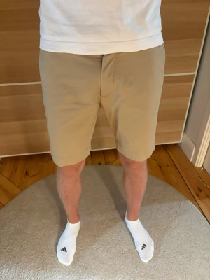 Polo Ralph Lauren Shorts  - Säljer dessa beigea Ralph Lauran shorts De är i mycket bra skick utan några defekter. Shortsen är i storlek W30 och perfekta nu till sommaren. Tveka inte på att höra av dig vid frågor eller funderingar.