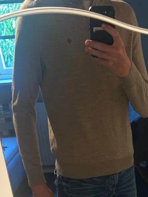 Morris ziphoddie - Säljer en knappt använd Morris halvziphoddie i en fin lite smått mörkbeigigare färg. Tröjan är k ett perfekt skick och har absolut inga tecken på slitage. Den är i storlek m men men passar S, därav står det S på storleken. Är det något ni undrar över eller vill ha fler bilder är det bara att fråga. Priset är absolut dialuterbart.