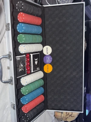 Poker set i aluminiumväska - Säljer ett komplett poker set i en silverfärgad aluminiumväska. Innehåller pokerchips i svart, rött, blått, grönt och vitt, två kortlekar, 5 tärningar, 2 nycklar och dealer-brickor. Perfekt för pokerkvällar med vänner.