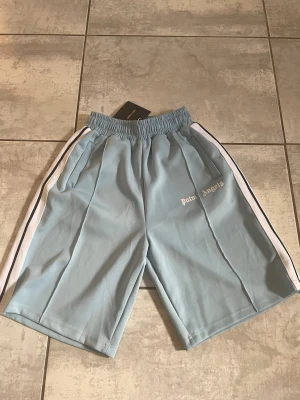 Ljusblå shorts Palm Angels - Palm Angels shorts i storlek M med färgen ljusblå! Inget som helst tecken på användning, tagg medföljs! Skriv vid frågor☺️